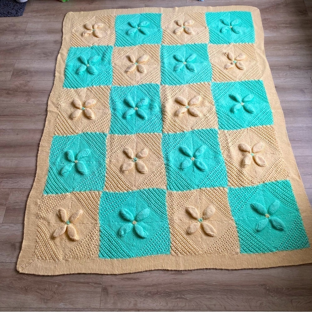 Vintage Afghan blanket lucky 4 leaf pattern crocheted Afghan throw blanket